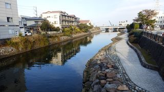 温泉街に流れる川