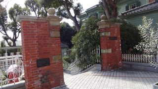 かつて居留地にあり、今も世界で活躍する商社の門柱。