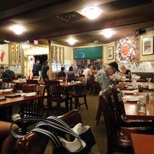 店内は陽気なアメリカンパブ風。