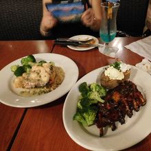 ベビーバックリブと、シュリンプ＆サーモンのグリルは２人前。