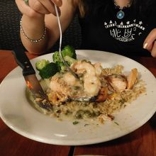 ガーリックシュリンプとサーモングリルが乗ったフライドライス。