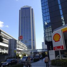 町中を歩いていると見えるのっぽビル。