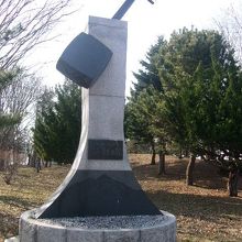 津軽三味線の形をした顕彰碑の様子