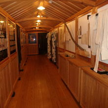 回廊状に続く館内展示の様子