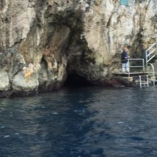 洞窟階段の上がバス停