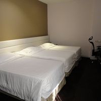 このベッドの反対側に洗面所があります。