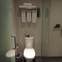 右側がバスルームです。水はね防止のガラスが写真に写っているの