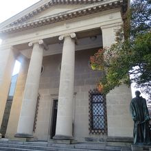 印象的な本館の建物