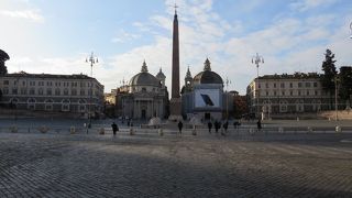 広場の中心にはオベリスクが・・・