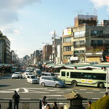対面する四条通り(祇園石段下)