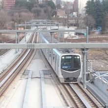 １階の屋外スペースから撮った地下鉄です。
