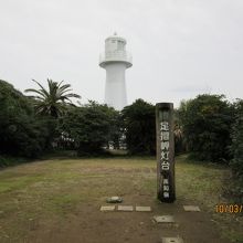 像は足摺岬灯台の入り口に立つ