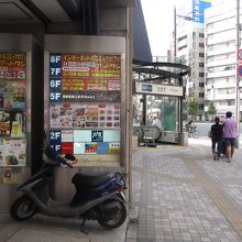 駅西口から見たビルの入り口です。一般的には３階から入店します