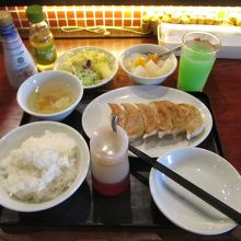 餃子定食（６個）と，サイドメニュー等盛り付け例です。
