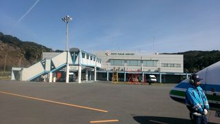 お土産や食堂完備の空港です。