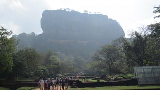 ジャングルにそびえ立つ垂直の岩山へは約１時間で頂上まで登れます。