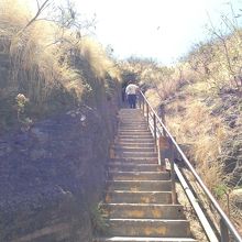 急な階段が続きます。