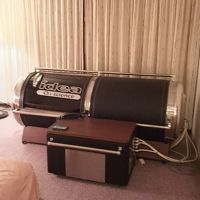 部屋に設置された酸素吸入カプセル