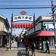 この看板があるので参道はすぐにわかります。