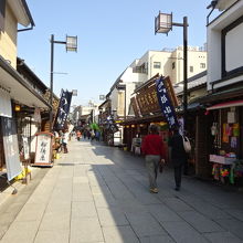 参道です。平日ですので人は少ないです。