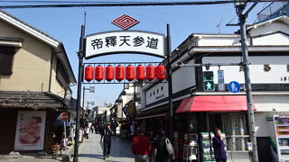 経栄山題経寺へ向かう昔ながらの情緒あふれる参道です。