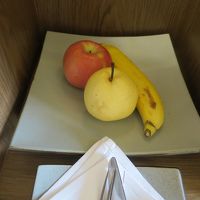 新設された客室内のキャビネットにはウェルカムフルーツや…