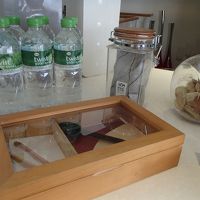 コーヒーや紅茶、クッキーやりんごがあります