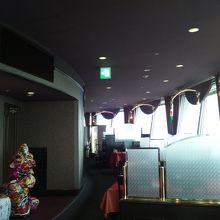 ひろびろした店内