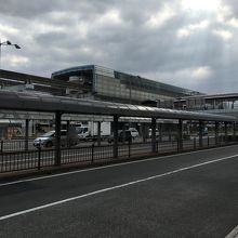 空港のモノレール駅