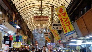 牧志公設市場の中心を通る道