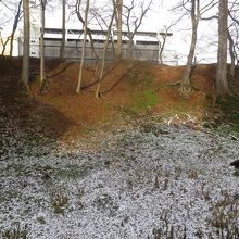 土塁と堀が見らえます