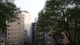 ビルの間にある公園です