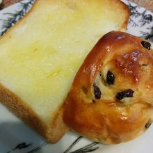 バタートーストと半分にカットしたレーズンパン