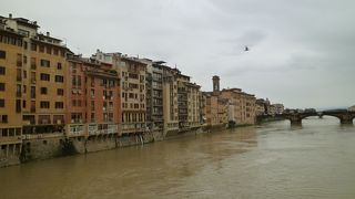 高級品店の並ぶ橋