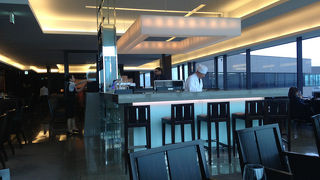 寿司バーもあるラウンジ