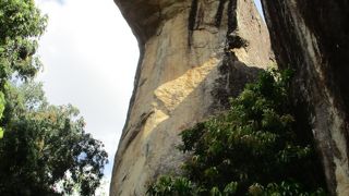 シギリヤ・ロックを下山したところにあるコブラの頭の形をした岩です。