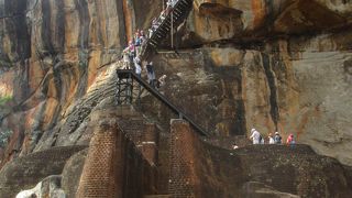 シギリヤ・ロックを登る途中の広場にあるライオンの爪の形をした宮殿の入り口です。