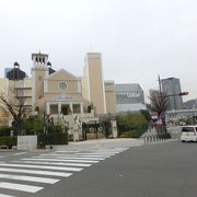 ハーバーと山の手を結ぶ南北道路。歩道橋が難。