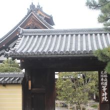 山門からは、大きな本堂が見えます。