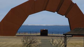 アーチの向こうに