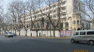 新しい繁華街に人を取られたので改装工事中です。