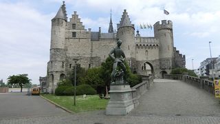 入り口に巨人を見上げる2人の像がありました