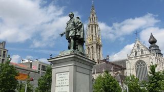 飲食店街と商店街が周りにあります