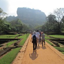 水の広場から望むシギリヤ・ロック