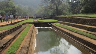 シギリヤ・ロック前の庭園「水の広場」に入ってすぐにある遺構が王の沐浴場だそうです。