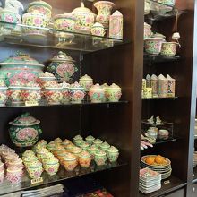 プラナカン・グッズがあれこれ並ぶ店内。これは食器など。