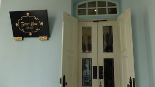 プラナカン・グッズやニョニャ料理のレシピ・ブックがあれこれ。