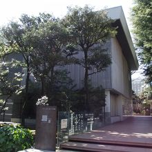 旧岩崎邸庭園側の出入口