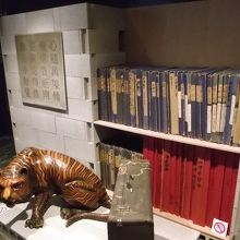 ワーキングスペース (概ね２.５階) の展示品の一部