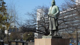 和気清麻呂さんの像があります。